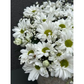 KONİK VAZODA BEYAZ PAPATYA ARANJMANI